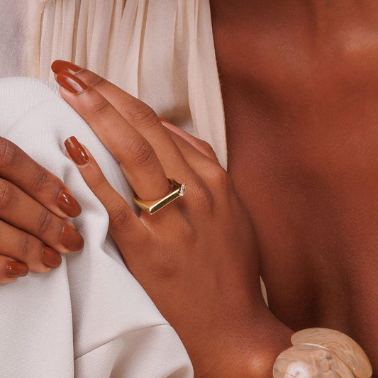 Anel Reto Liso com Gota Cristal Dourado