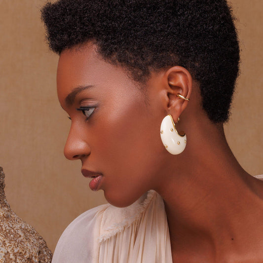 Brinco Argola Resina Branca com Esferas Dourado