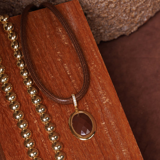 Colar Cordão com Pingente Oval Cristal Marrom Dourado