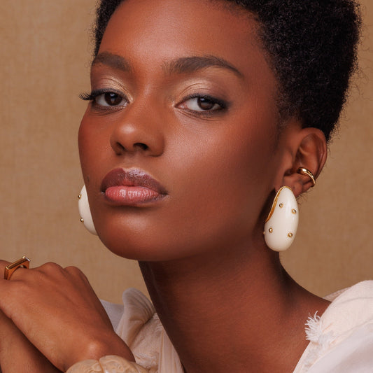 Brinco Argola Resina Branca com Esferas Dourado