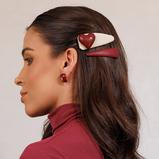 Dupla de Grampos para Cabelo Tic Tac em Veludo com Coração e Tic Tac em Couro Vemelho