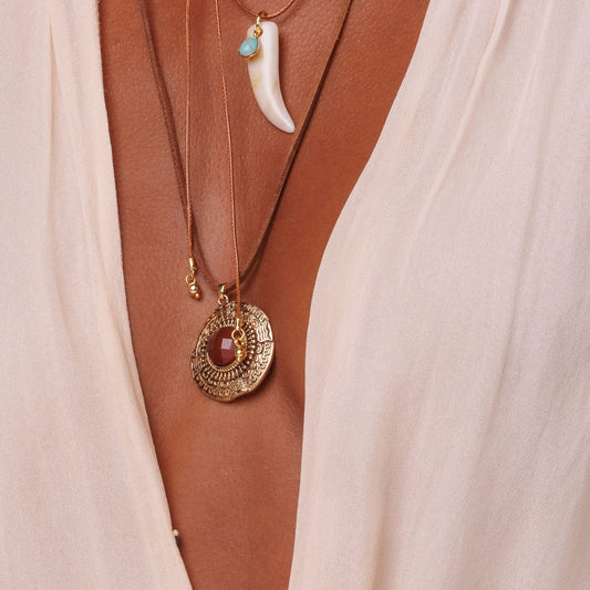 Colar Cordão Marrom com Pingente Medalha Dourado