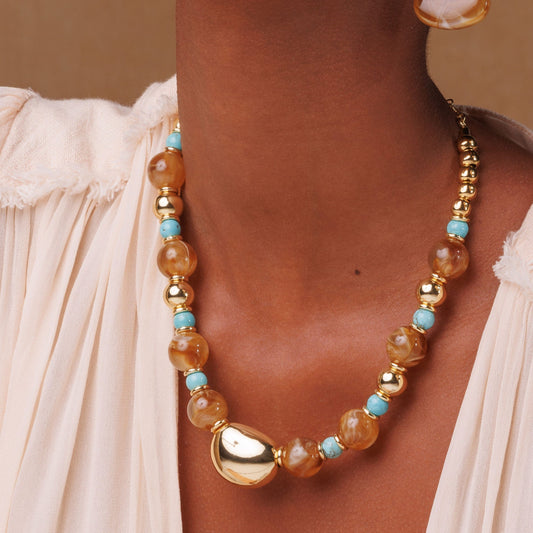Colar Esferas Caramelo, Lisa e Turquesa com Pingente Oval Dourado