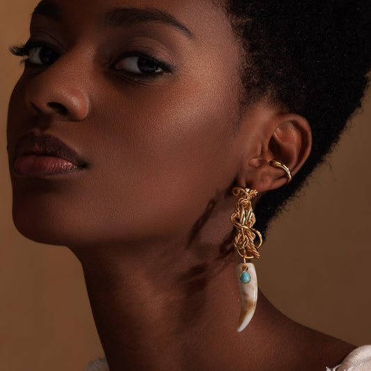 Brinco Argola Torcida com Fio e Pingente de Dente com Gota Turquesa Dourado