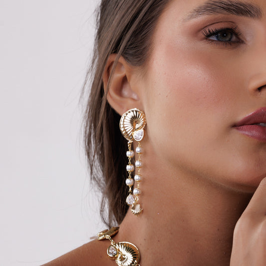 Brinco Caramujo com Franja de Pérolas Dourado