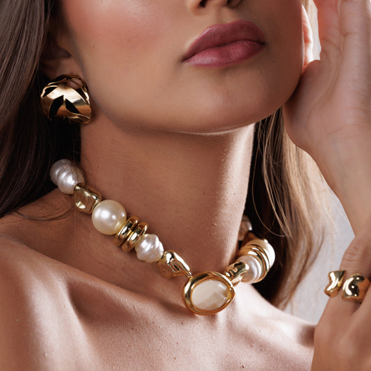 Colar Pérolas Discos e Peças Orgânicas com Pingente Creme Dourado