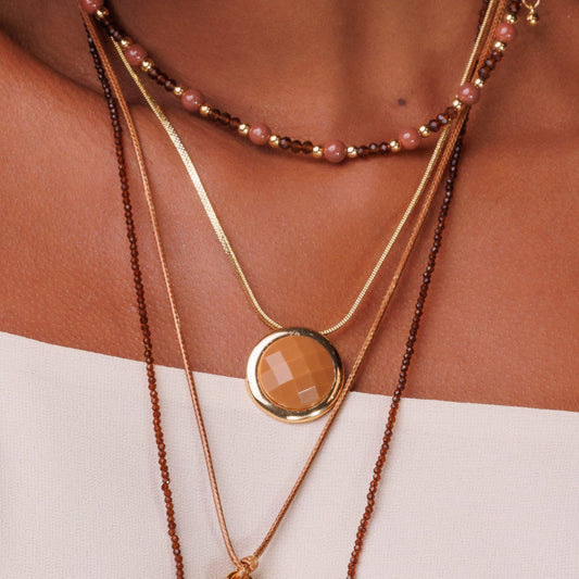 Colar Corrente Diamantada com Pingente Redondo Pedra Marrom Dourado