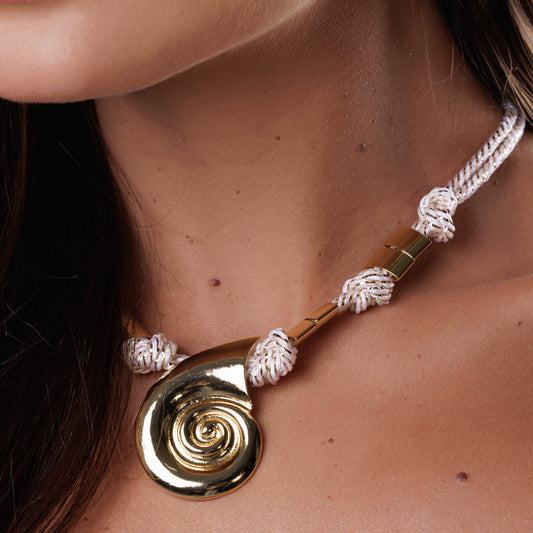 Colar Cordão Nó com Canos Lisos e Pingente Concha Dourado