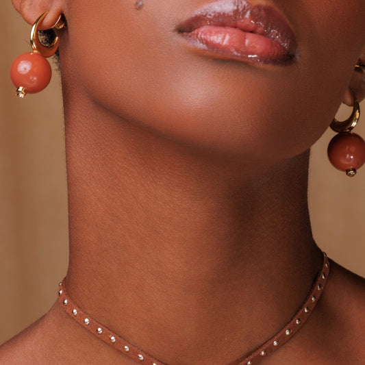 Brinco Argola com Esfera Marrom Dourado