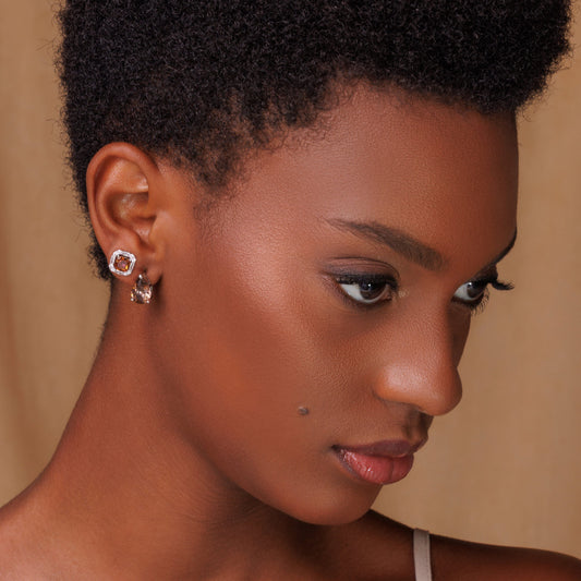 Brinco Quadrado Entorno Cravejado Centro Cristal Marrom Prateado