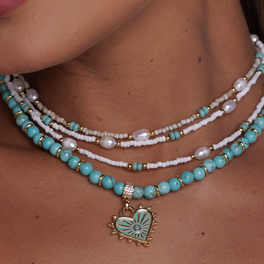 Colar Pedras Turquesa com Pingente de Coração Dourado