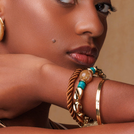 Pulseira Kit 4 Peças Braceletes Lisos, Cordão Marrom e Peças Orgânicas com Esfera Caramelo Dourado