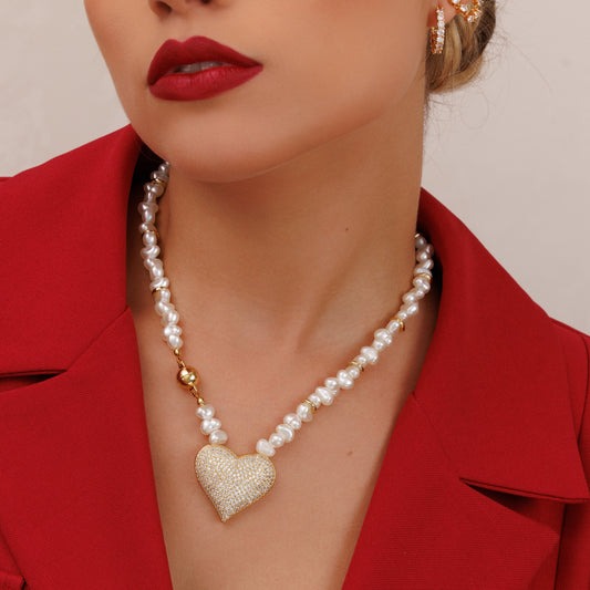 Colar de Pérolas com Pingente Coração Cravejado e Fecho de Ímã Dourado