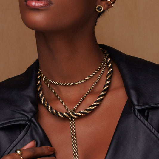 Colar Cordão Torcido com Detalhe Colorido Dourado