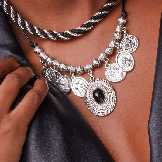 Colar Cordão Preto com Pingentes Medalhas Prateados