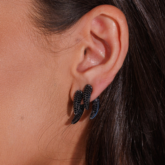 Brinco Estilo Garra Cravejado Dourado/Prateado/Ônix