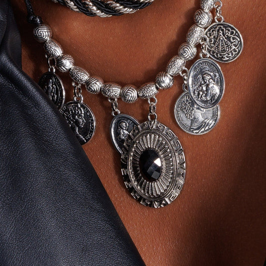 Colar Cordão Preto com Pingentes Medalhas Prateados