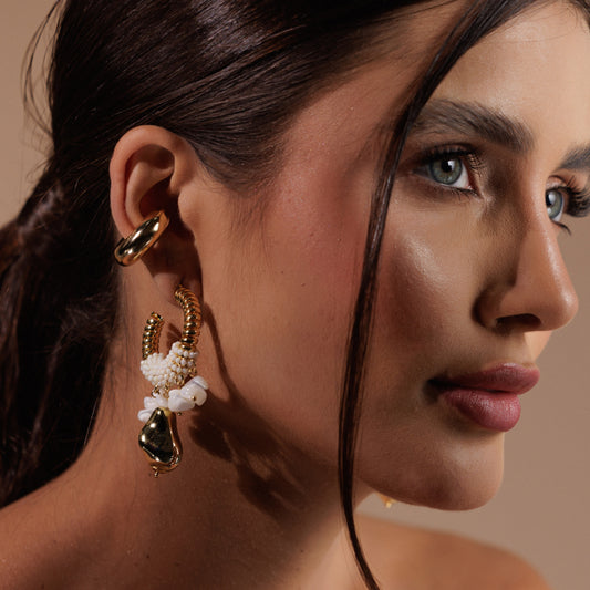 Brinco Argola Enrolada com Cristais Pérolas e Peça Orgânica Dourado