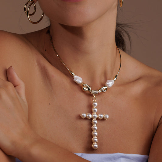 Colar Aro Pérolas e Orgânicos com Pingente Crucifixo Dourado