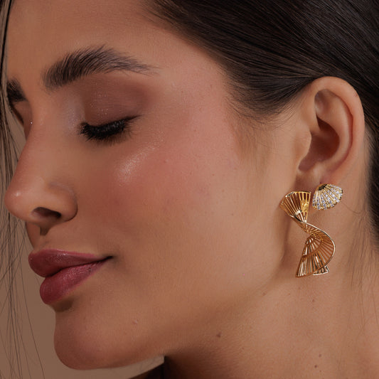 Brinco Concha P Cravejada Dourado