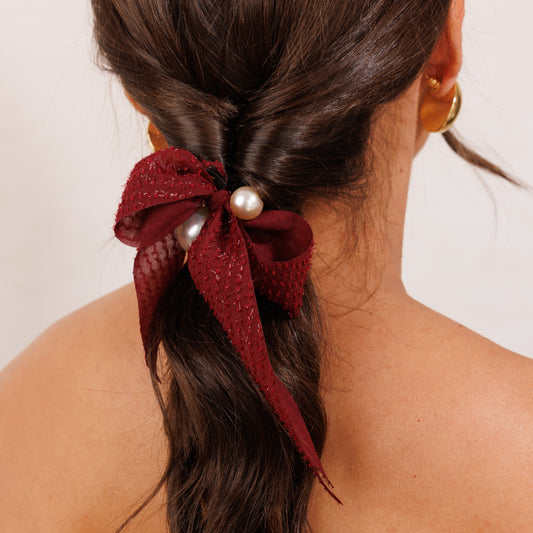 Amarrador de Cabelo Laço em Fita Fio Brilhoso e Pérolas