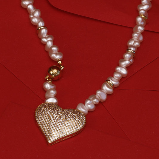 Colar de Pérolas com Pingente Coração Cravejado e Fecho de Ímã Dourado
