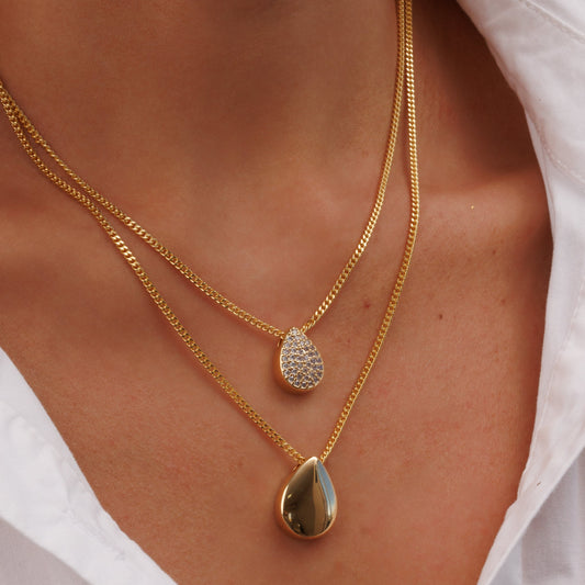Colar Dupla Corrente Elos com Pingente de Gota Lisa e Gota Cravejada Dourado