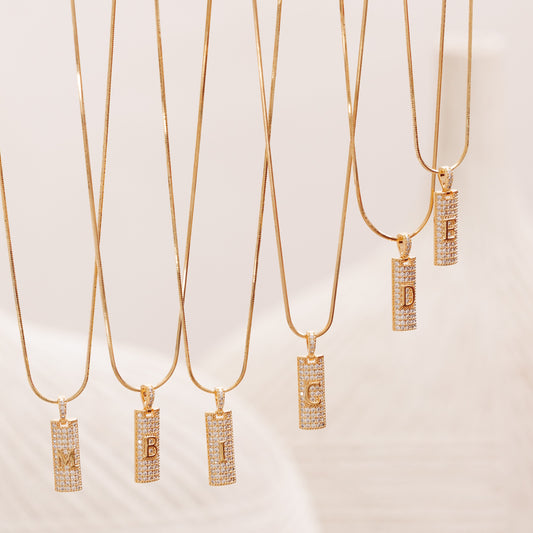 Colar Plaquinha Cravejada Inicial Dourado