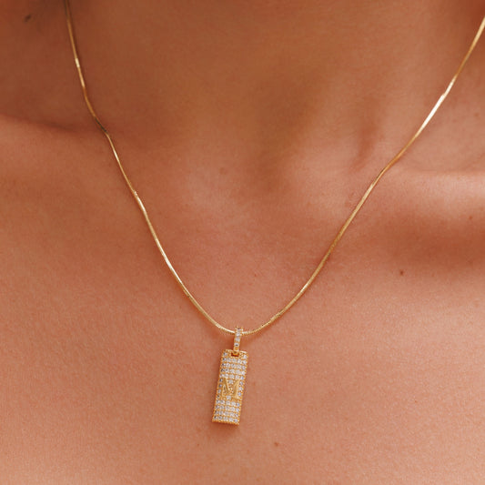 Colar Plaquinha Cravejada Inicial Dourado