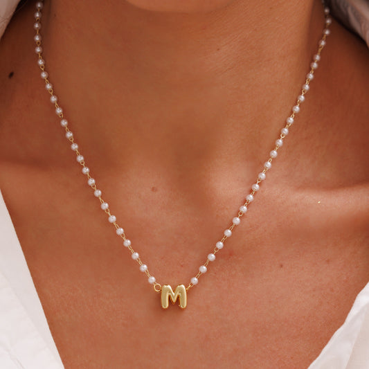 Colar Pérolas com Pingente Letra Redonda Lisa Dourado