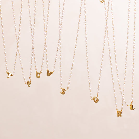 Colar Pérolas com Pingente Letra Redonda Lisa Dourado