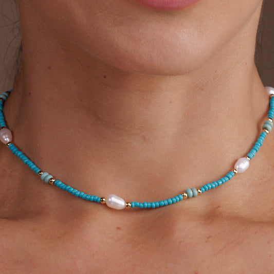 Colar Cristais Turquesa/Branco com Pérolas Dourado