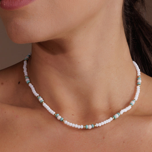 Colar Cristais Turquesa/Branco com Pérolas Dourado