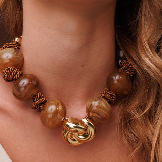 Colar Maxi Cristais Marrom com Detalhe em Cordão e Pingente Envolvente Dourado