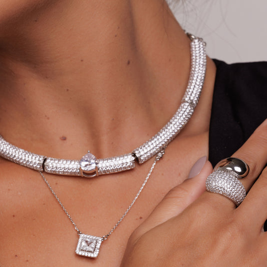 Colar Estilo Aro Articulado Cravejado com Gota Cristal Prateado