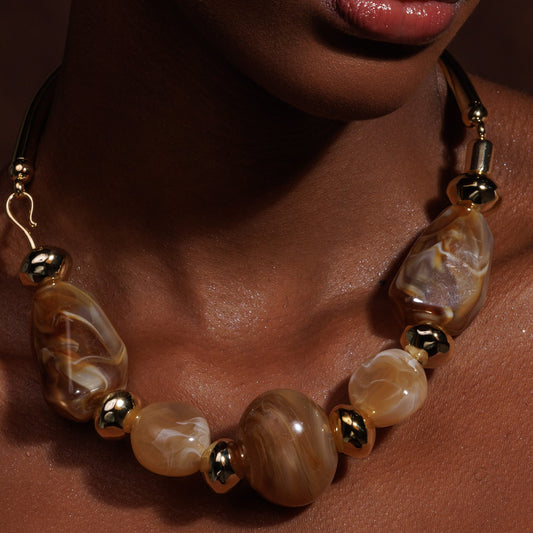 Colar 2 em 1 Aro Liso com Cristais Resinados em Caramelo Dourado