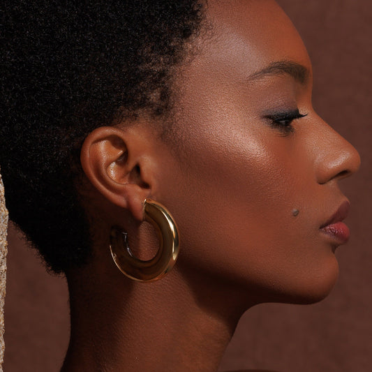 Brinco Argola Marrom Com Aro Liso Entorno Dourado