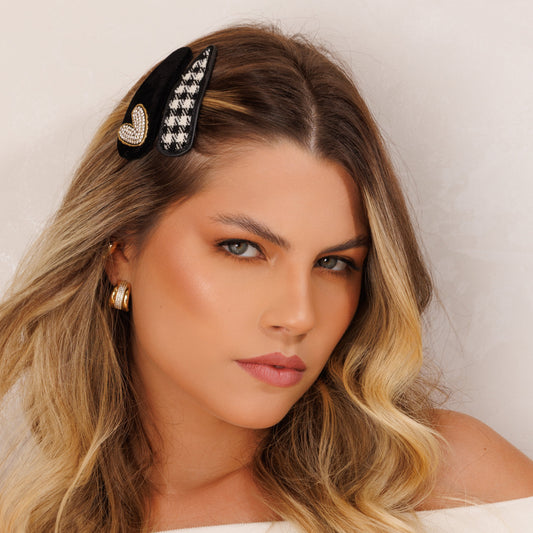 Dupla Grampos de Cabelo Tic Tac Veludo com Coração Cravejado e Grampo em Tweed