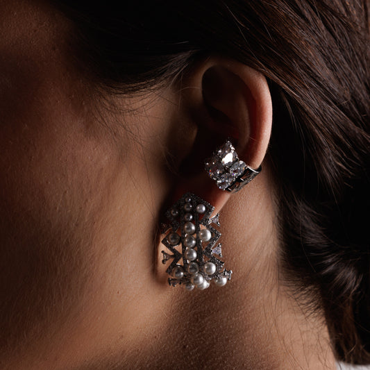 Brinco Curvado Cravejado com Pérolas Prateado