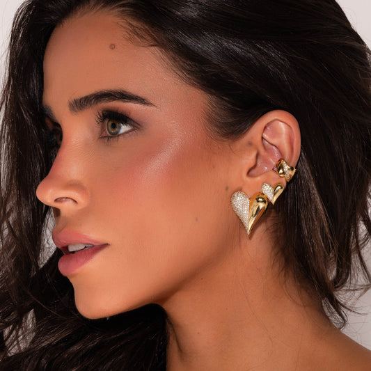 Brinco Coração Lado Cravejado e Liso P Dourado