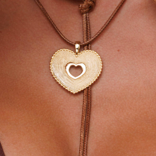 Colar Cordão Marrom com Pingente Coração Trabalhado Dourado