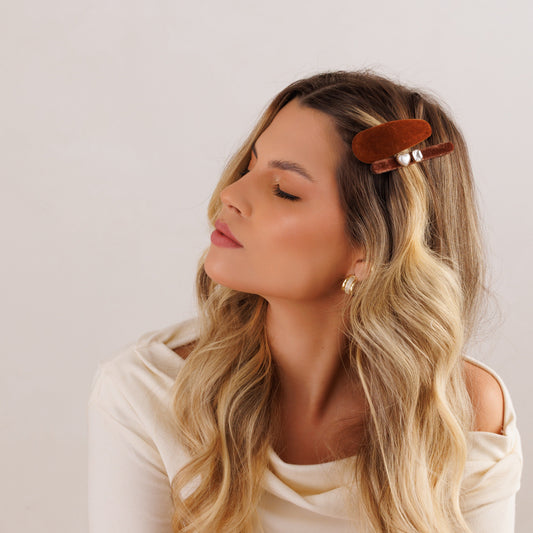 Dupla de Grampos de Cabelo em Veludo com Coração de Pérola e Cristal