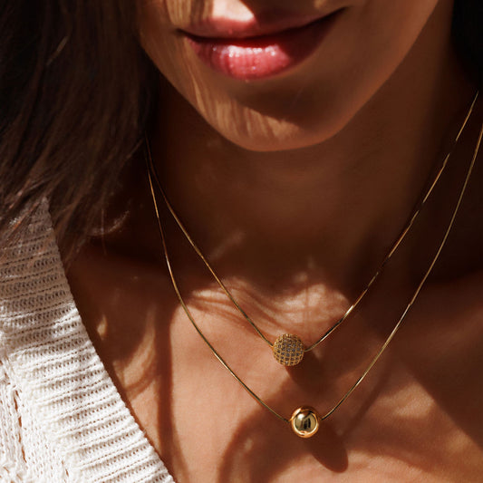 Colar Duplo Esfera Lisa e Esfera Cravejado Dourado