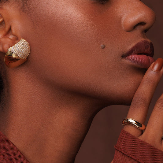 Anel Onda Liso com Lateral Cravejada Dourado/Prateado