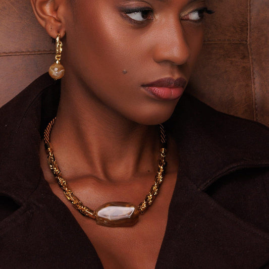 Colar Elos com Cordão e Cristal Marrom Dourado