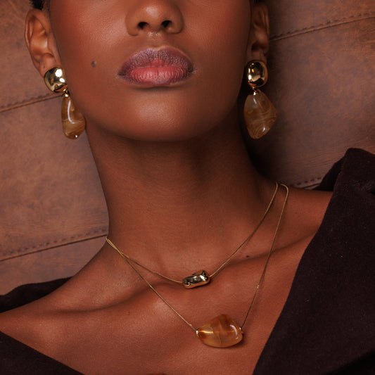 Colar Duplo com Pingente Orgânico e Pingente de Pedra Caramelo Dourado