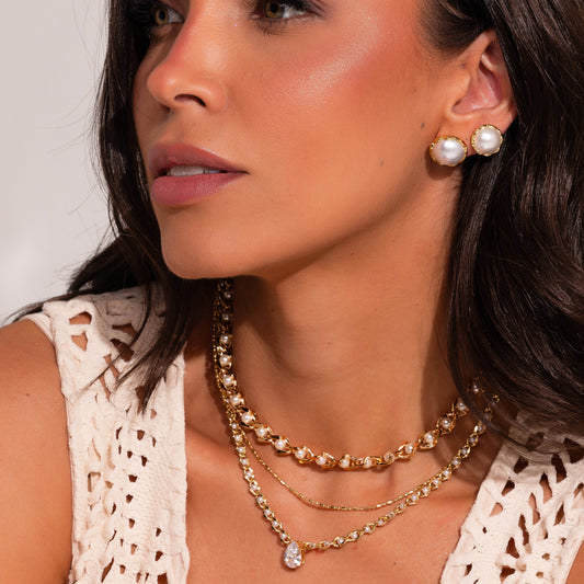 Colar Duplo Corrente Elos e Pérolas com Gota Cristal e Choker Lisa Dourado