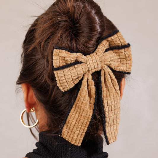 Laço de Cabelo Veludo Marrom com Linha Entorno em Preto