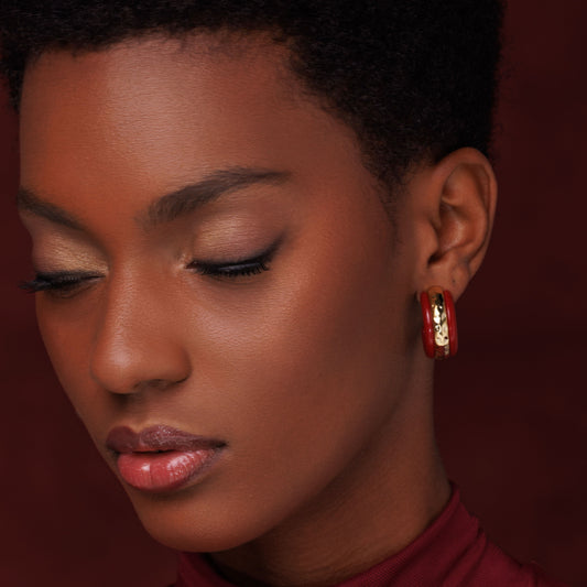 Brinco Argola Colorida com Centro Martelado Dourado