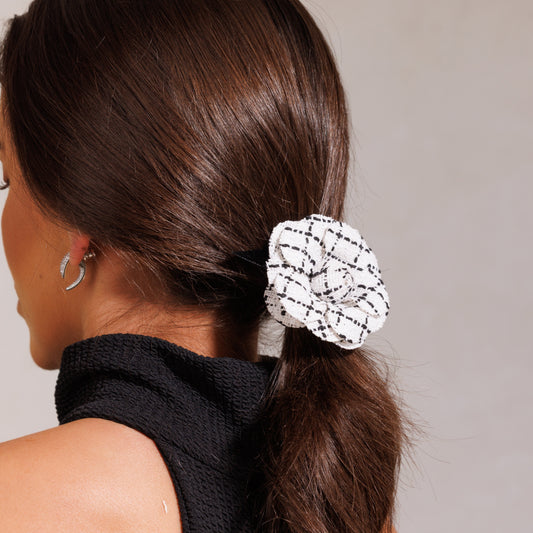 Amarrador de Cabelo em Flor Camélia Tweed Branca